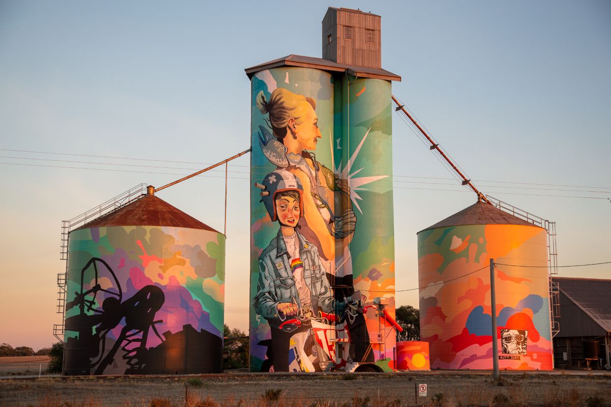 Albacutya Silo Art sunrise.jpg